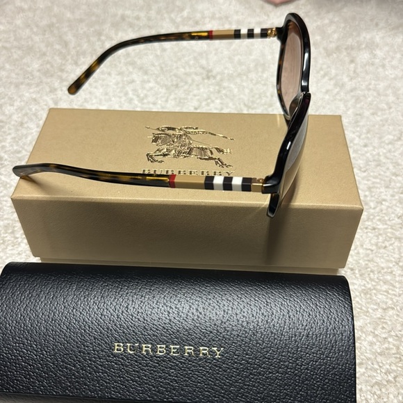 Burberry sunglasses with case and box - Picture 2 of 8